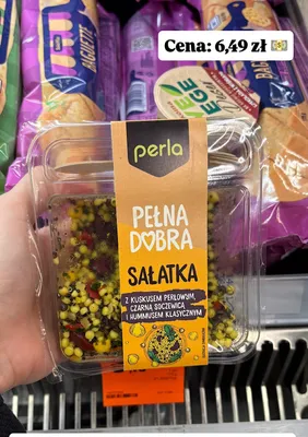 Sałatka Pełna Dobra z kuskusem perłowym, czarną soczewicą i hummusem klasycznym promocja w Intermarche