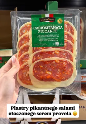 Plastry pikantnego salami otoczonego serem provola promocja w Biedronka