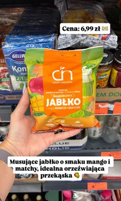 Musujące jabłko o smaku mango i matchy Crispy Natural promocja w Biedronka