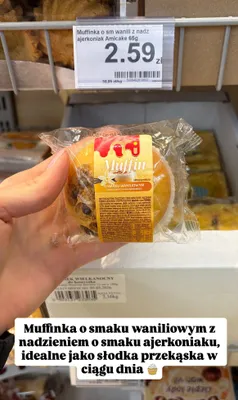 Muffinka Amicake o smaku waniliowym z nadzieniem o smaku ajerkoniaku promocja w Dino