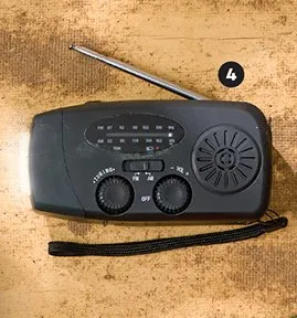 Radio solarne na korbkę z funkcją powerbanka i latarką LED promocja w Biedronka