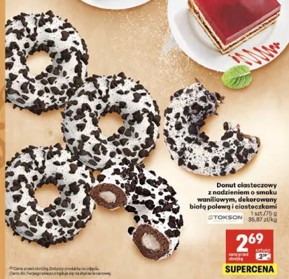 Donut ciasteczkowy z nadzieniem o smaku waniliowym dekorowany białą polewą i ciasteczkami Stokson promocja w Delikatesy Centrum