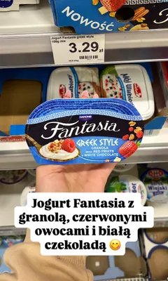 Jogurt Fantasia Greek Style z granolą, czerwonymi owocami i białą czekoladą promocja w Dino