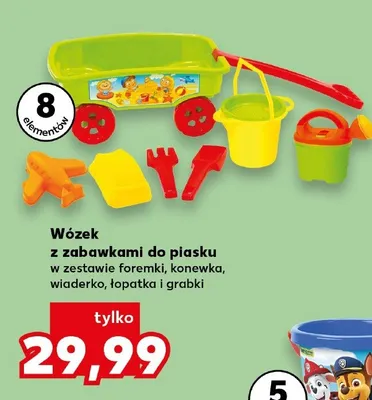 Wózek z zabawkami do piasku w zestawie foremki konewka wiaderko łopatka i grabki promocja w Kaufland