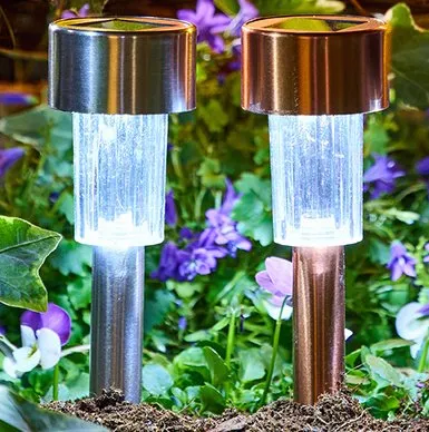 Lampa solarna słupek LED metalowa w kolorze srebrnym lub miedzianym promocja w Biedronka