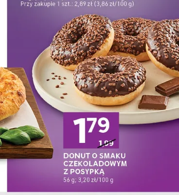 Donut o smaku czekoladowym z posypką promocja w Stokrotka