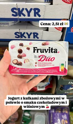 Jogurt Duo z kulkami zbożowymi w polewie o smaku czekoladowym i wiśniowym promocja w Biedronka