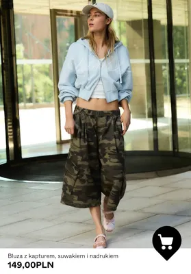 Bluza z kapturem, suwakiem i nadrukiem promocja w Bershka