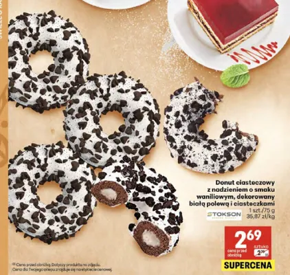 Donut ciasteczkowy z nadzieniem o smaku waniliowym dekorowany białą polewą i ciasteczkami Stokson promocja w Delikatesy Centrum