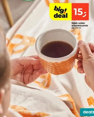 Kubek z uchem w kształcie precla promocja w Dealz
