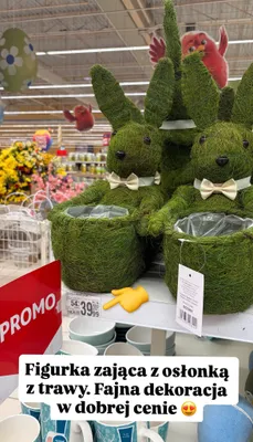 Figurka zająca z osłonką z trawy promocja w Auchan
