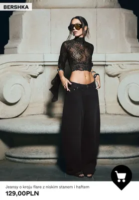 Jeansy o kroju flare z niskim stanem i haftem Bershka promocja w Bershka