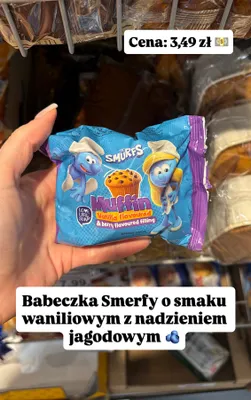 Babeczka Smerfy muffin o smaku waniliowym z nadzieniem jagodowym promocja w Dino