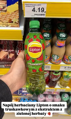 Napój herbaciany Lipton o smaku truskawkowym z ekstraktem z zielonej herbaty promocja w Dino