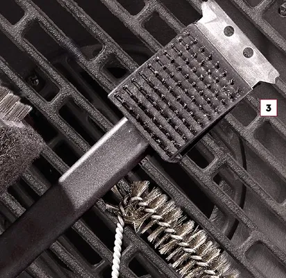 Szczotka druciana o długim trzonku, ze skrobakiem i z gąbką do czyszczenia grilla Biedronka promocja w Biedronka