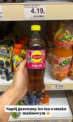 Napój gazowany Lipton Sparkling Ice Tea o smaku malinowym promocja w Dino