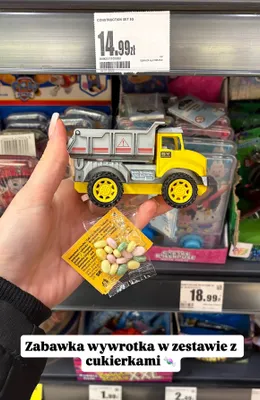 Zabawka wywrotka w zestawie z cukierkami promocja w Intermarche