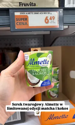 Puszysty serek twarogowy Almette Matcha & Kokos promocja w Biedronka